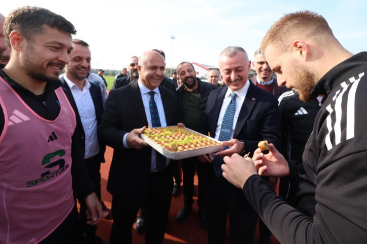 Belediye başkanından Kocaelispor'a baklavalı moral