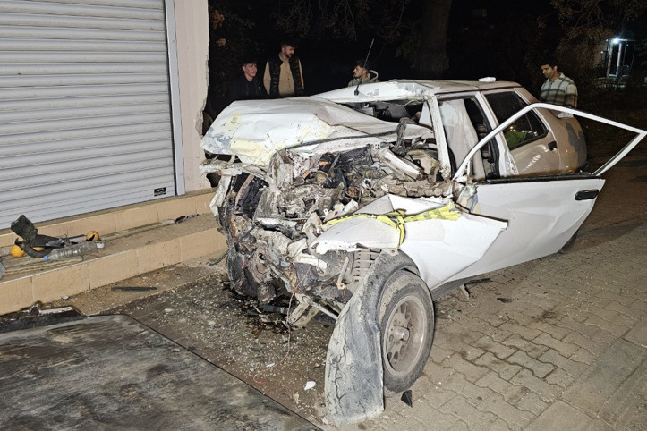 Çocuk sürücünün kullandığı otomobil, kamyonetle çarpıştıktan sonra evin duvarına vurdu