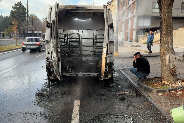 Ekmek teknesi gözünün önünde yandı, çaresizce izledi