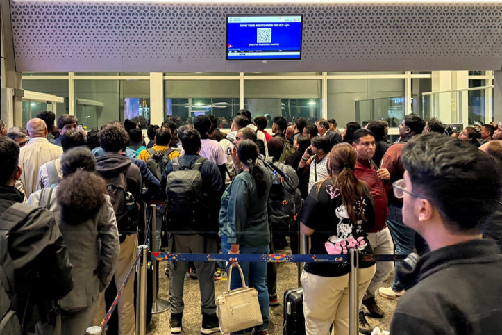Havalimanlarında kaos: Yüzlerce uçuş iptal edildi