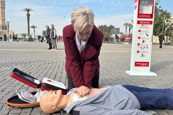 İzmir'de meydanlara şok cihazı konuldu