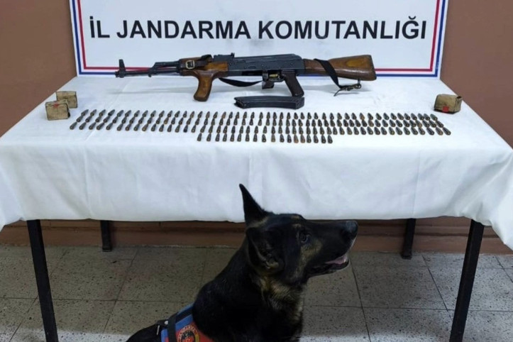 Kaleşnikof ve 250 mermiyle yakalandı