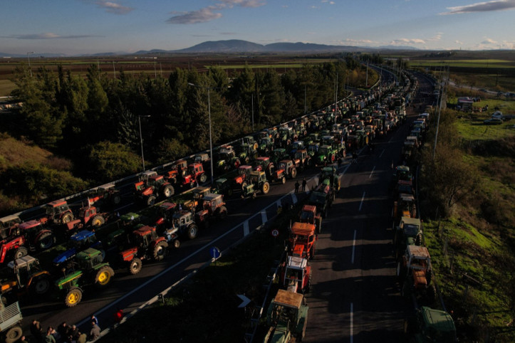 Komşuda kriz büyüyor: Çiftçiler yolları kapattı