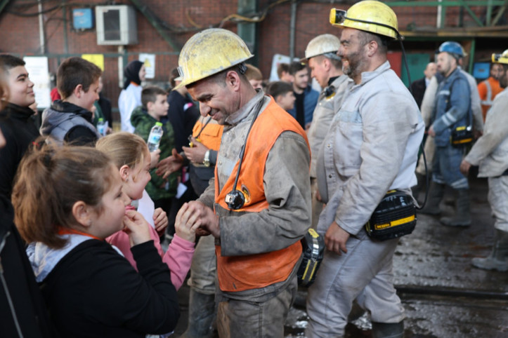 Madenci çocukları babaları için özel mektuplar hazırladı