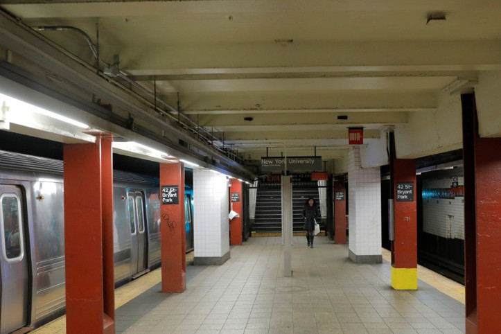 Metroda dehşet: Uyuyan yolcuyu ateşe verdi