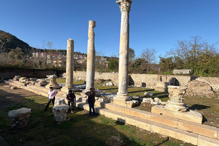 Amastris Antik Kenti'nde Roma dönemine ait sütunlar yerlerine yerleştiriliyor