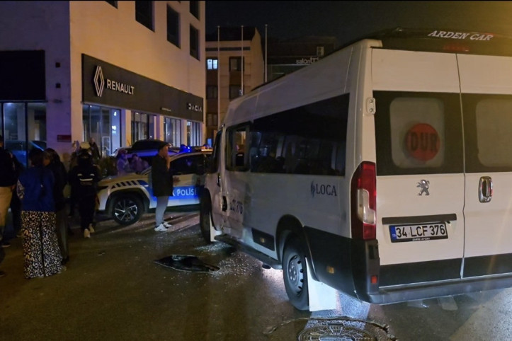 Ataşehir'de motosiklet ile yolcu servisi çarpıştı: 2'si ağır 3 yaralı