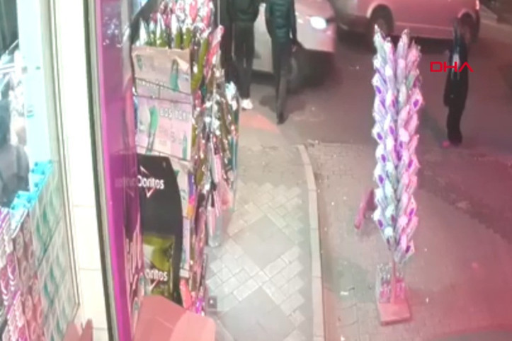 Bekçilerin 'dur' ihtarına uymayan sürücü aracıyla kaçarken kadına çarptı