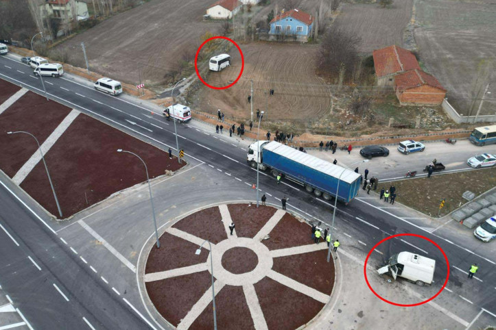 Kavşakta feci çarpışma: Öğrenci servisi tarlaya savruldu, 17 yaralı