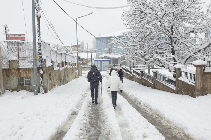 Kar kalınlığı 20 santime ulaştı, yollar kapandı