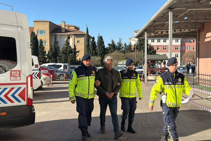 Otoyolda şüpheli araçtan 15 kaçak göçmen çıktı