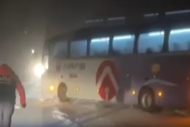 30 yolcusuyla mahsur kaldı