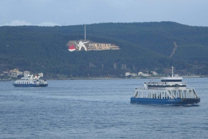 Bozcaada ve Gökçeada’ya feribot seferlerine fırtına engeli