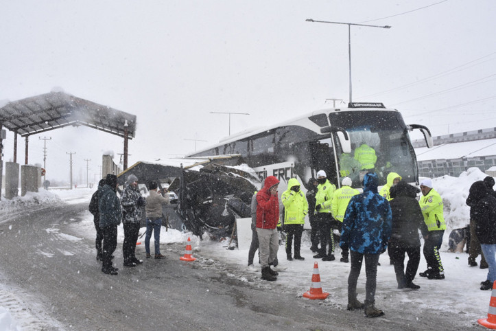 Yolcu otobüsü kontrol noktasındaki kulübeye çarptı: 4 polis yaralı