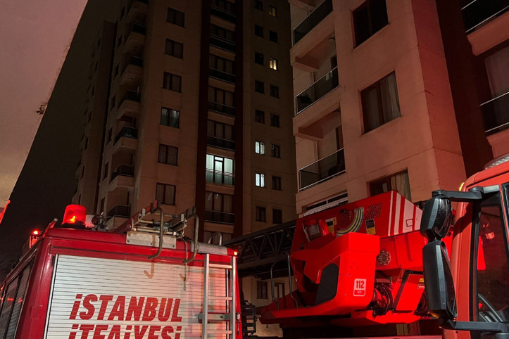 Elektrikli araç yandı, 3 bina boşaltıldı