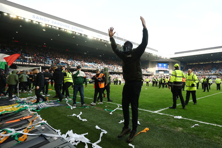 Celtic-Rangers derbisinde taraftarlar sahaya indi: Ortalık yıkıldı