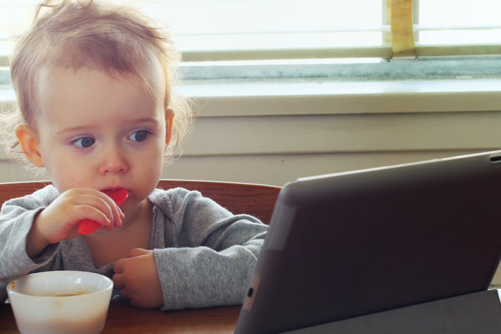 Hükümet duyurdu: 5 yaşın altındaki çocuklar 1 saatten fazla ekrana bakmasın