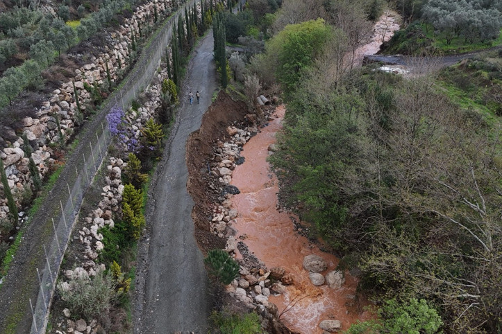 Hatay’da sağanak alarmı: Artan dere debisi köprüyü yıktı, yol çöktü