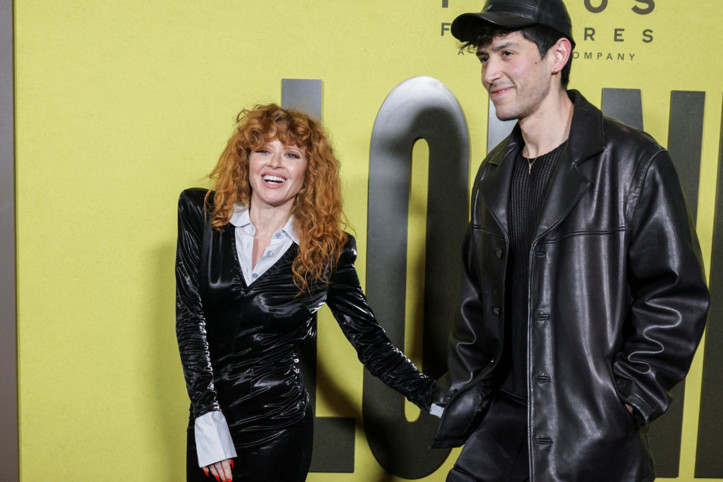 Kırmızı halıdaki transparan kıyafeti olay olmuştu: Uçaktan atıldı