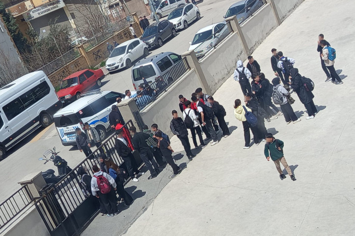 Mersin ve Gaziantep'teki liselerde silahlı saldırı paniği