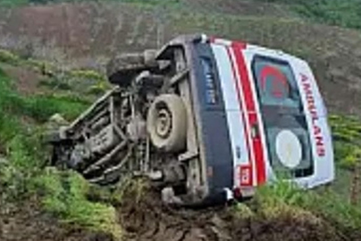 Ambulans şarampole devrildi: 3 sağlık personeli yaralandı