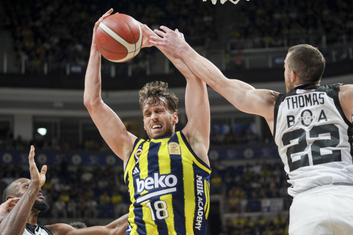 Fenerbahçe derbide Beşiktaş'ı dağıttı ve seriyi 1-1'e getirdi