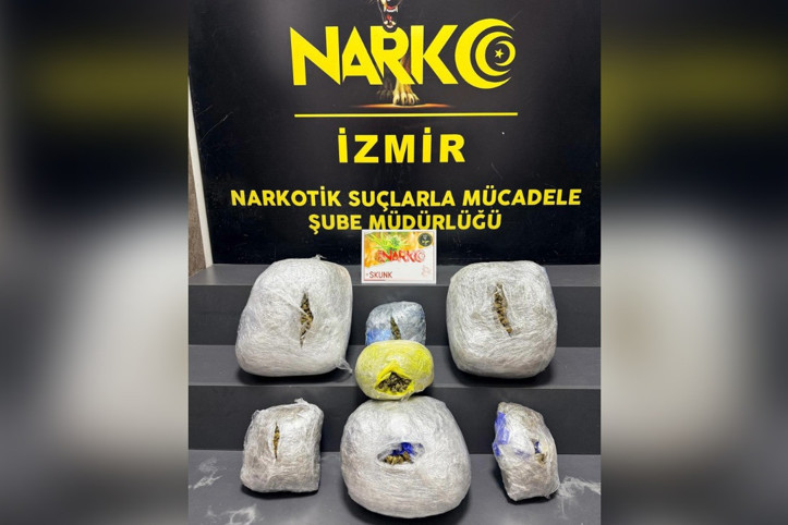 İzmir'de uyuşturucu operasyonu: Otomobilden 15 kilo skunk çıktı