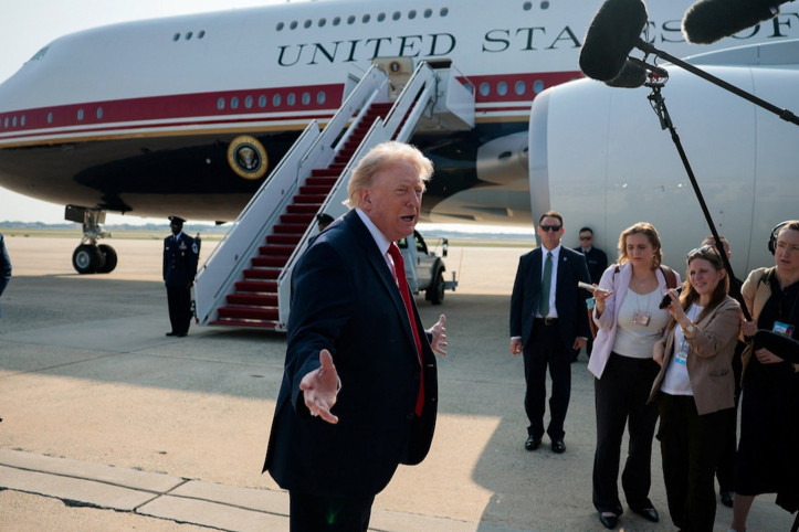 Trump'ın 400 milyon dolarlık uçağında kitap skandalı