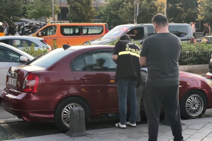 Üsküdar'da park halindeki otomobilde ölü bulundu