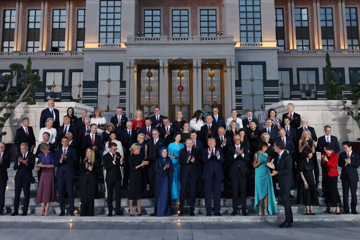 Koltuk krizi Ankara'ya uzandı... Aile fotoğrafında 'köşe kapmaca' oynadılar