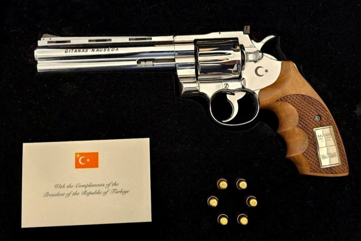 Liderlere hediye edilen tabancalar ortaya çıktı