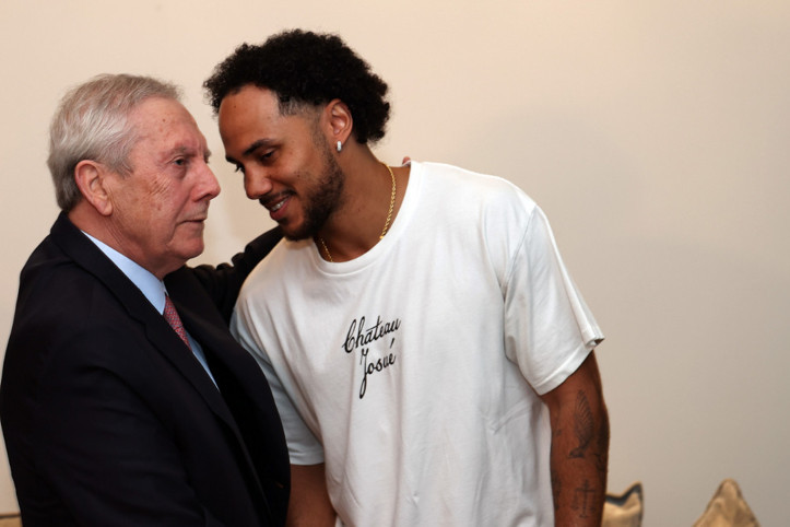 Fenerbahçe'nin yeni transferi Shane Larkin, Aziz Yıldırım'la buluştu