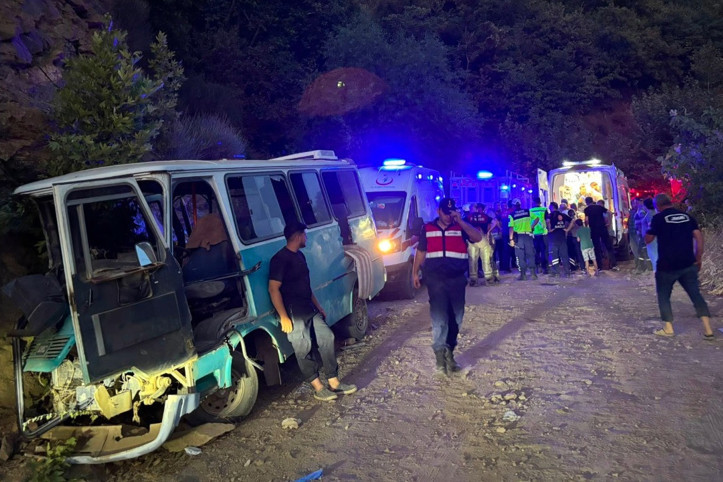 İzmir’de tarım işçilerini taşıyan minibüs kaza yaptı: Ölü ve yaralılar var