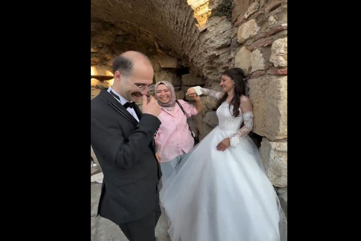 Damattan önce fotoğrafçı öptü! Düğün çekimindeki o anlar gündem oldu