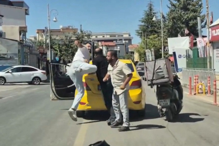 Malatya’da trafikte yol verme kavgası: Taksi şoförü ve motokurye birbirine girdi