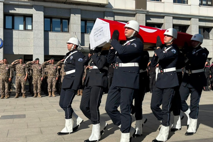 Esenyurt’ta şehit olan polis Mehmet Ali Topatan son yolculuğuna uğurlandı