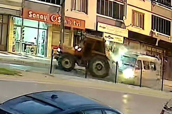 Park halindeki traktörü havaya kaldırmış: Feci kaza kamerada