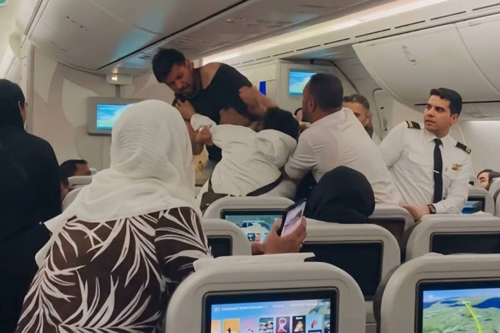 Uçakta dehşet anları! İki yolcu yumruk yumruğa kavga etti