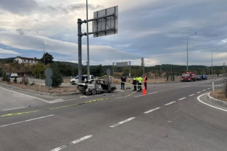 Çanakkale'de otobüs otomobile çarptı. Otomobil hurdaya döndü 2 kişi hayatını kaybetti