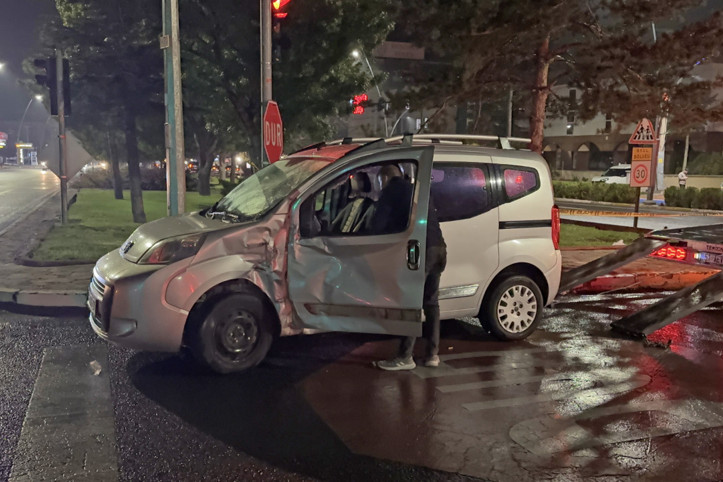 Motosikletli iki genç kazada öldü