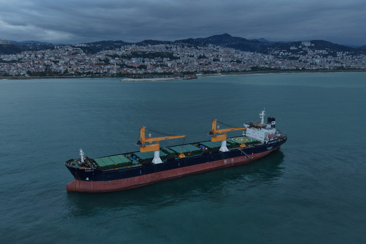 Savaşta vurulan gemi Trabzon'a sığındı