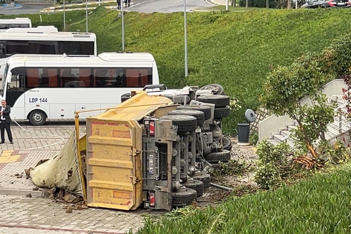 Kontrolden çıkan kamyon önüne geleni biçti