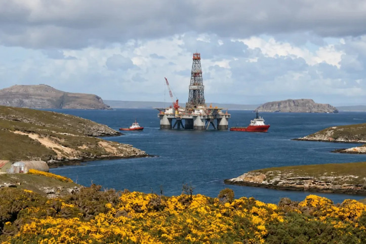 Uğruna savaştıkları adalarda yine karşı karşıya geldiler. Petrol krizi patlak verdi