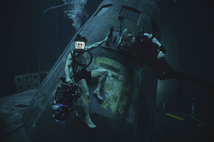 62’sinde uçak kanadında: Tom Cruise dublörsüz aksiyon şovunun sırrını anlattı - Resim : 1