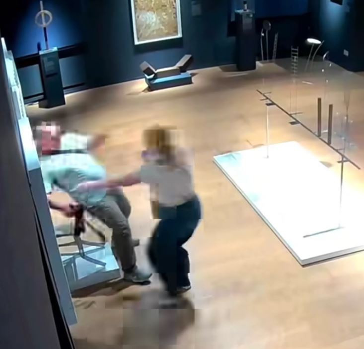 Turistlerin sanat terörü: Swarovski taşlarla kaplı sandalyeye oturup kırdı - Resim : 1