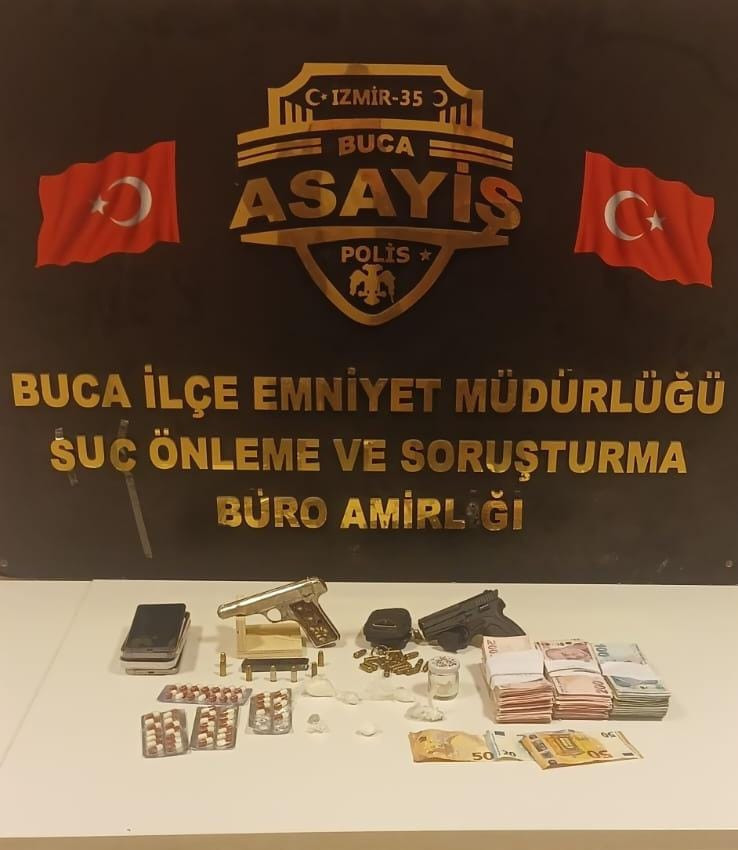 İzmir'de binlerce uyuşturucu hap ele geçirildi - Resim : 1