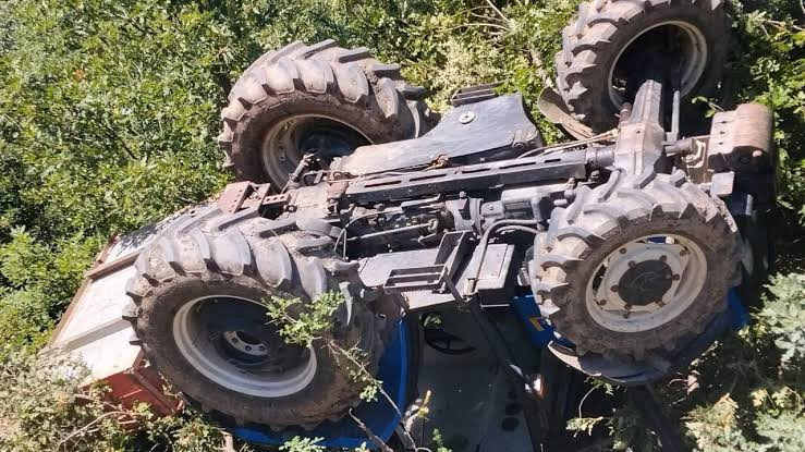 Traktör şarampole devrildi: Ölü ve yaralılar var - Resim : 1