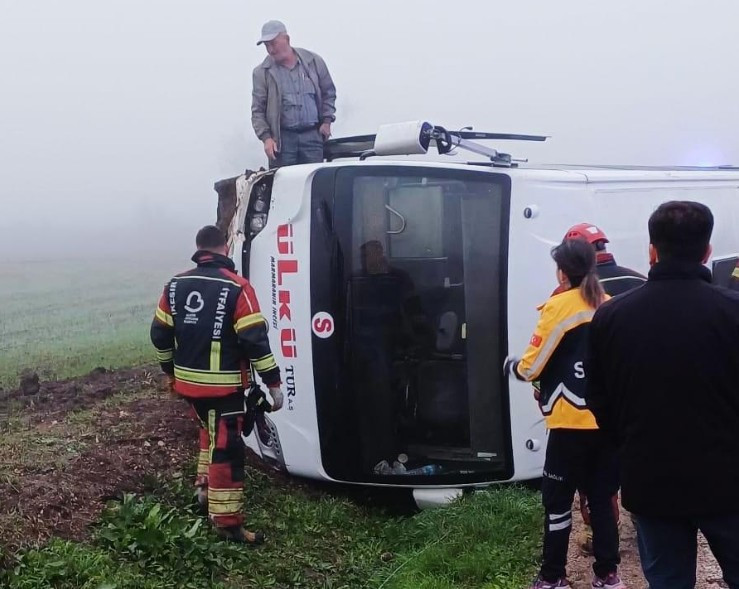 Öğrenci servisi şarampole yuvarlandı - Resim : 1