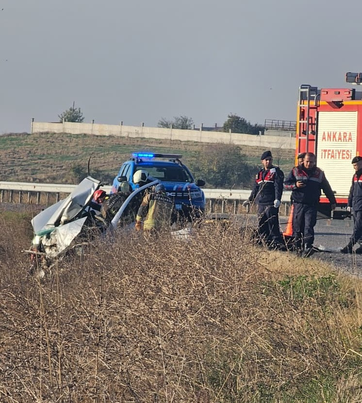 Başkentte feci kaza. İki otomobil kafa kafaya &ccedil;arpıştı. 3 &ouml;l&uuml; 4 yaralı - Resim : 1