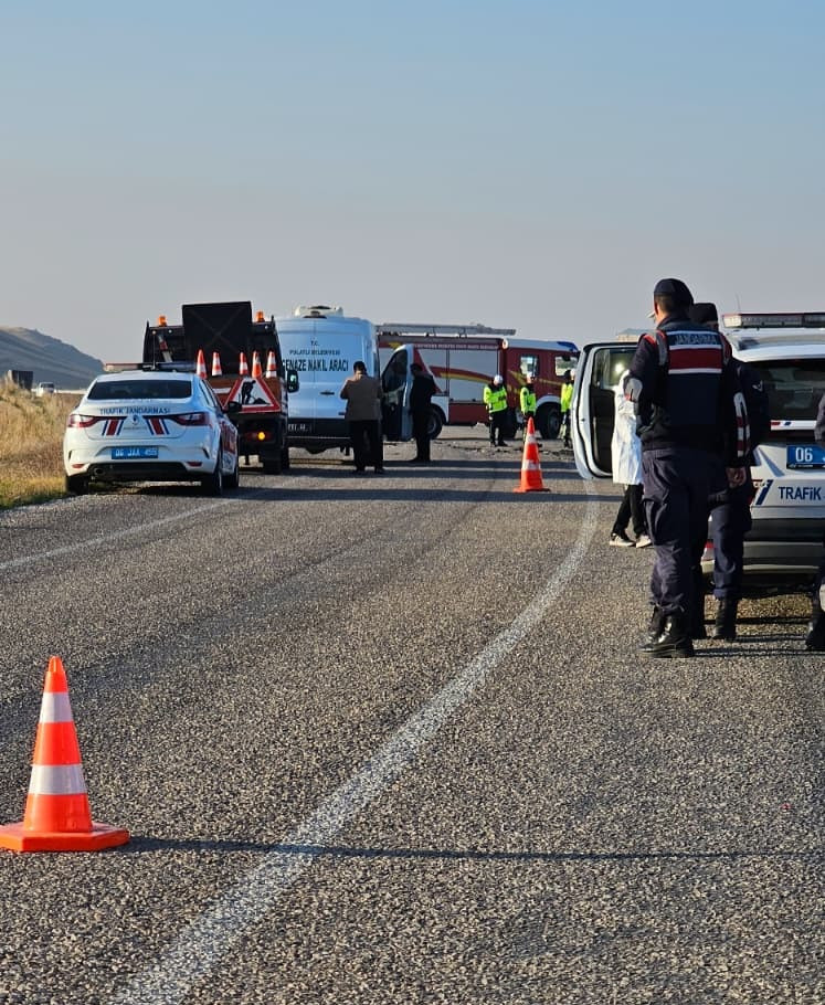 Başkentte feci kaza. İki otomobil kafa kafaya &ccedil;arpıştı. 3 &ouml;l&uuml; 4 yaralı - Resim : 2